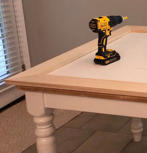 Easy Diy Table Top Ideas, Tile Top Dining Table Makeover, Tile Kitchen Table Makeover, Tile Table Makeover, Tile Top Table Makeover, Painting Over Tiles, Top Table Ideas, Tile Top Tables, Top Kitchen Table