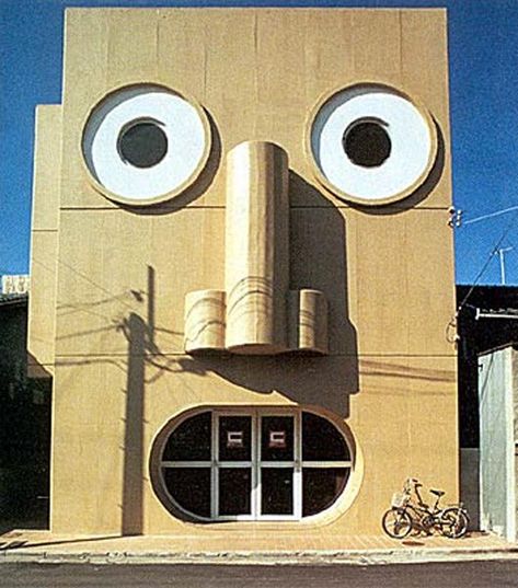 I see faces! Grappige verzameling huisgezichten! Things With Faces, Architecture Cool, Crazy Houses, Unusual Buildings, Unusual Homes, Casa Container, Strange Places, Interesting Buildings, Unique Buildings