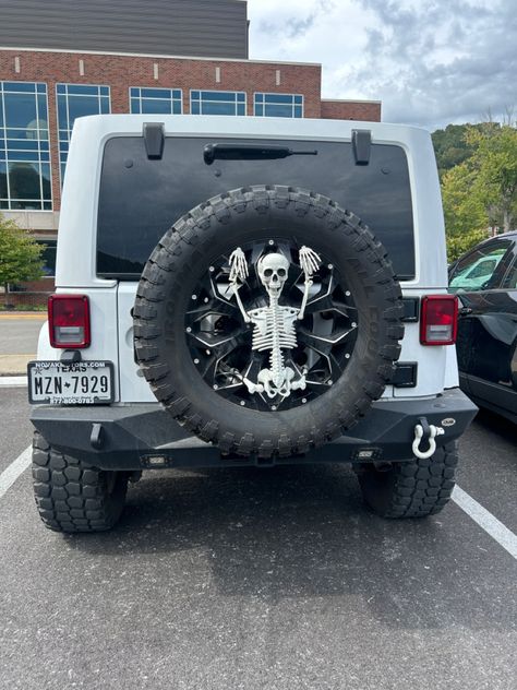 Skeleton On Jeep Tire Halloween, Car Decor Halloween, Jeep Tire Halloween Decorations, White Jeep Decor, Jeep Skeleton Ideas, Jeep Halloween Decorations, Decorate Jeep For Christmas, Halloween Jeep Wrangler Decorations, Halloween Jeep