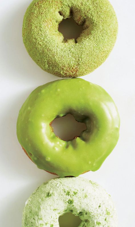 Not obsessed with matcha yet? These doughnuts will do the trick. Donat Glaze, Matcha Recipes, Matcha Cake, Green Tea Recipes, Pastel Cupcakes, Green Teas, Donuts Recipe, Matcha Recipe, Slow Cooker Desserts