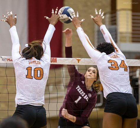 Learn how to hit a volleyball smarter and to score more points when the ball is close to the block by aiming for the seam between the volleyball blockers. One of the most effective ways to learn how to hit a volleyball for front row hitters is to look for holes in the seams of the opposing team's blockers. The seam in volleyball is the air space between blockers, usually between the middle blocker and the outside blocker who is blocking you. Blocking Volleyball, Longhorns Volleyball, Volleyball Blocking, Volleyball Terms, Texas Volleyball, Volleyball Hitter, Volleyball Dig, Volleyball Aesthetic, Youth Volleyball