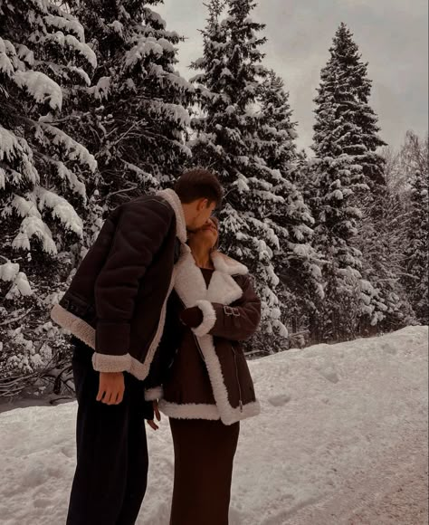 Winter Pictures With Boyfriend, Christmas Couple Pics, Winter Couple Pictures, Winter Proposal, Winter Date Ideas, Snow Photoshoot, Snow Pictures, Snow Trip, Winter Photoshoot