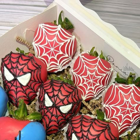 Dani’s Fresas on Instagram: "12ct Spider-Man theme strawberries box 🕷️🩵🕸️❤️ 📥DM or text (772)301-4375 to place an order!🤍 - - - - - - - - - - #chocolatecoveredstrawberries #dippedstrawberries #dippedtreats #dippedberries #strawberry #strawberries #chocolate #milkchocolate #whitechocolate #smallbusiness #smallbusinessowner #smallbusinessflorida #fortpierceflorida #portstlucieflorida #portstluciefl #florida #stluciecounty #spiderman #spidermantreats #spidermanstrawberries #spidermanberries #s Spiderman Covered Strawberries, Spider Man Chocolate Covered Pretzels, Spider Man Strawberries Valentines, Spider Man Chocolate Covered Oreos, Spider Man Candy Apples, Spider Man Chocolate Covered Strawberries, Spider Man Quinceanera Theme, Marvel Strawberries, Spiderman Breakable Heart