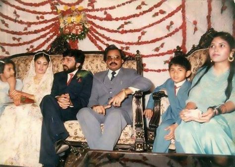 MQM Chief, Altaf Hussain, at MQM member, Farooq Sattar’s wedding in Karachi. History Of Pakistan, Army Family, Backyard Weddings, Tourism Poster, General Knowledge Book, Wedding Hall, The New Wave, History Pictures, Famous Americans