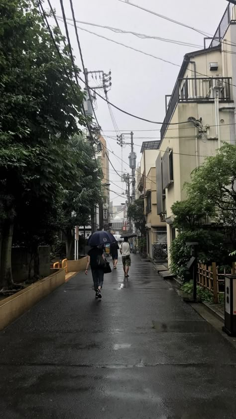 A rainy day in Tokyo Tokyo Rain, Korean Wallpaper, Tokyo Aesthetic, Rainy Street, Japanese Countryside, Rainy Day Aesthetic, Japanese Lifestyle, Japan Street, Japan Photography