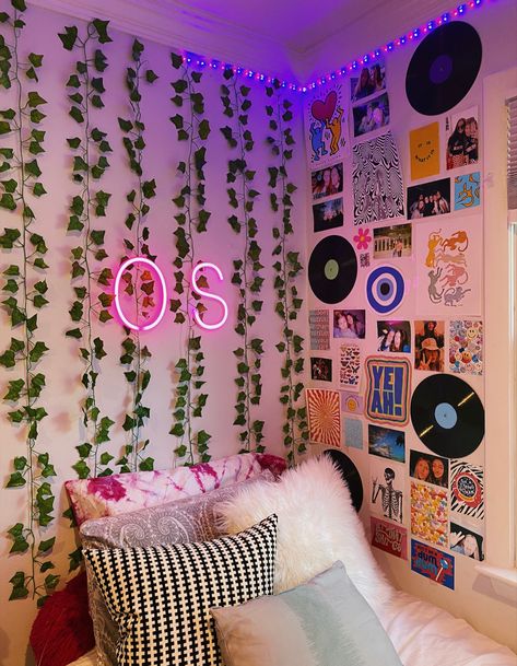 Wall Collage With Vines, Room Ideas Aesthetic Pictures, Trendy Teenage Bedrooms, Bedroom Wall Ideas For Teens, Teen Wall Decor Ideas, Astethic Bedroom Ideas, Rooms With Vines, Room Decor With Vines, Aesthetic Rooms For Teens