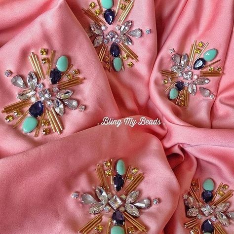 Brooch Blouse Design, Broches For Blouse, Brooch Work Blouse Design, Brooches Blouse Design, Brooch Work, Fancy Dress Patterns, Haute Couture Embroidery, Latest Blouse Designs Pattern, Simple Hand Embroidery Patterns