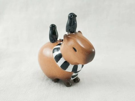 Capybara Out Of Clay, Capybara Sitting, Desk Pals, Chip Carving, Clay Diy Projects, Cute Polymer Clay, Clay Figurine, Ceramic Figures, Clay Animals