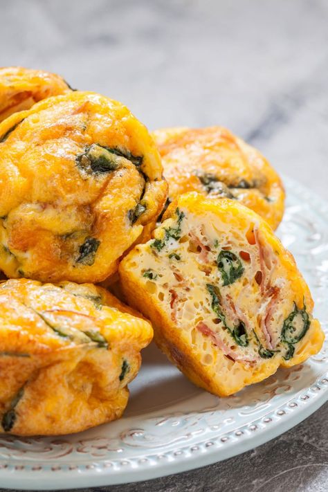 Try these quiche muffins for the perfect grab-and-go breakfast! Made with eggs, veggies, and cheese, they're a tasty treat the whole family will love. Quiche Muffins, Bacon Eggs Breakfast, Muffins Easy, Easy Quiche, Easy Breakfast Recipe, Spinach Quiche, Grab And Go Breakfast, Healthy Muffins, Breakfast Muffins