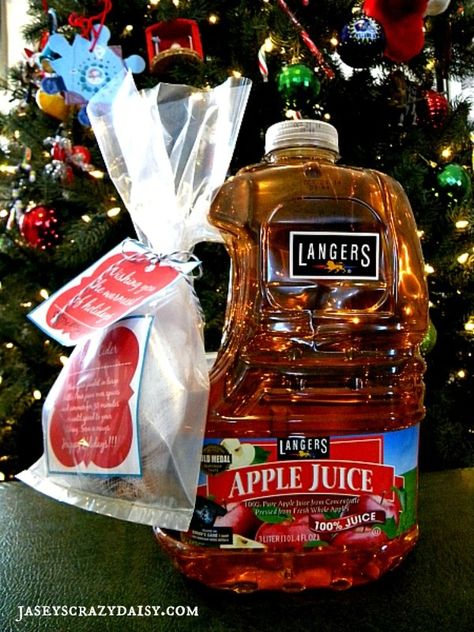 How To Make Homemade Apple Cider Christmas Gifts with Printable Tags - Jasey's Crazy Daisy Cider Gift Ideas, Apple Cider Gift, Christmas Apple Cider, Homemade Apple Cider, Cider Recipe, Crazy Daisy, Christmas Baskets, Homemade Apple, Holiday Gift Ideas