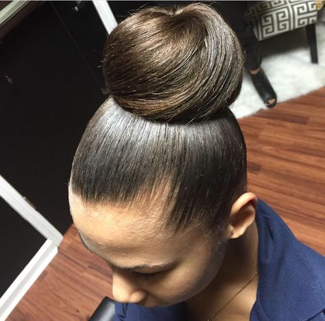 Nice elegant bun #lindzstylez Elegant Bun Hairstyles Classy, Elegant Bun Hairstyles, Hairstyles Classy, Trendy Bun, High Buns, Black Hair Bun, Hairstyles For Ladies, Black Hair Updo Hairstyles, Natural Hair Bun Styles