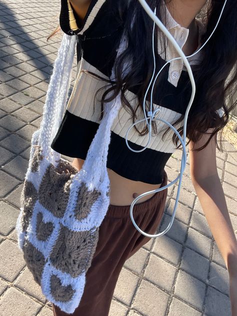 Wire Earphones, Aesthetic Walk, Wired Earphones, Music Girl, Listening Music, Beige Tote, Shirt Crop Top, Tote Outfit, Wired Headphones