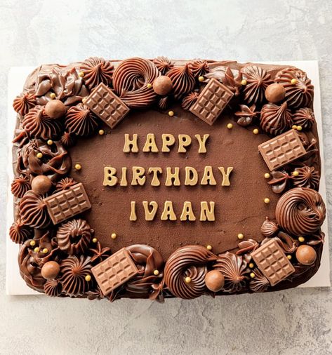 Square Chocolate Birthday Cake, Rectangular Chocolate Cake Design, Brownie Slab Decoration, Chocolate Slab Cake, Brownie Design, Square Chocolate Cake Decoration, Brownie Decorating Ideas Birthday, Brownie Cake Design, Rectangle Cakes