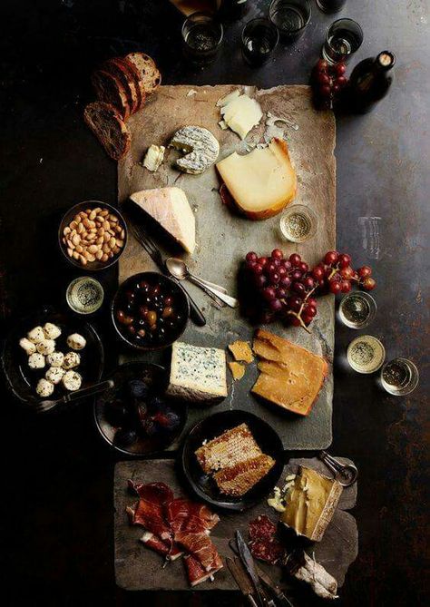 Board Photography, Menue Design, Dark Food Photography, Think Food, Wine Cheese, Food Photography Styling, Cheese Platters, Food Platters, Beautiful Food