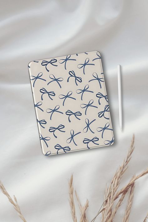 Premium iPad Case Schleifen | Hülle für iPad, iPad Air & iPad Pro

🎀 Stylische iPad-Hülle im eleganten Schleifen-Design – Femininer Schutz für dein iPad: Diese moderne iPad-Hülle kombiniert ein charmantes Schleifen-Muster mit praktischer Funktionalität und bietet deinem Gerät zuverlässigen Schutz vor Kratzern und Stößen. Perfekt für alle, die ihrem Alltag einen Hauch von Verspieltheit und Eleganz verleihen möchten. Die leichte, langlebige Hülle ist ideal für den täglichen Gebrauch – egal, ob zu Hause oder unterwegs. Ein Must-Have für alle, die stilvolles Design und Funktionalität schätzen.