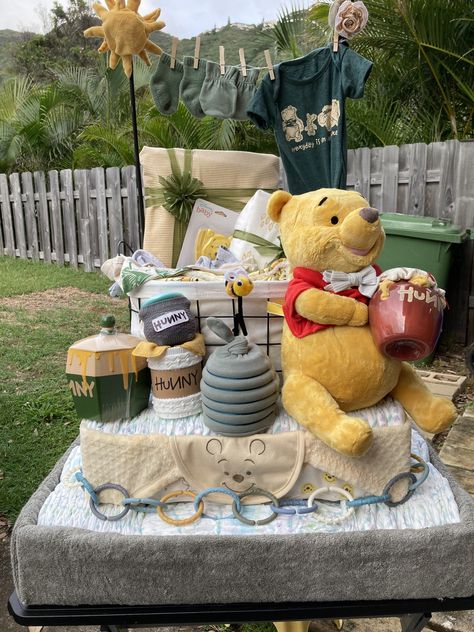 Winnie The Pooh Box Ideas, Winnie The Pooh Diaper Cake, Mommy Son Outfits, Creative Baby Shower Gifts, Theme Baskets, Shower Baskets, Winnie The Pooh Themes, Baby Shower Baskets, Diaper Cake Boy