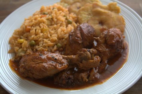 poulet haitien avec riz et banane Haitian Sauce, Haitian Recipes, Haitian Food, Haitian Food Recipes, Caribbean Cuisine, Caribbean Food, Creole Recipes, Island Food, Cuban Recipes