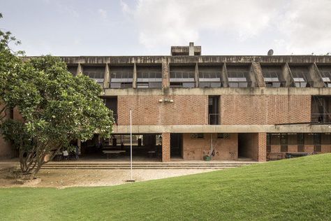 School of Architecture (1966-68) of CEPT University in Ahmedabad, India, by Balkrishna Doshi Cept University Ahmedabad, Doshi Architecture, Ahmedabad Architecture, Balkrishna Doshi, Design Thinking Process, Conceptual Architecture, School Of Architecture, Facade Architecture, Brutalism