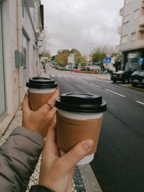 Coffee break with friends☕ Fall Warm Coffee Friends Aesthetic, Coffee With Friends Aesthetic, Coffee Time With Friends, Sophie Aesthetic, Best Fiends, Coffee Meeting, Burnt Coffee, Friend Pics, Afternoon Coffee