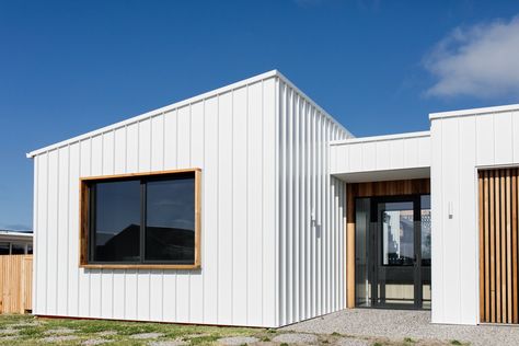 Built in the Coastal town of Cape Paterson  Stargazer is a low-maintenance home that combines functional spaces within a small footprint! It has been thoughtfully designed by Adapt Design Group to be spacious, airy, and equipped with generous storage. Texture Architecture, White Siding, House Cladding, Beach House Exterior, Plans Architecture, Edwardian House, House Extension, Roof Colors, Exterior Cladding