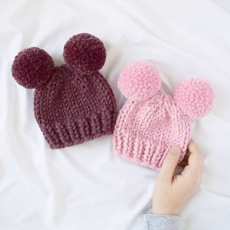 How to knit a double pom pom hat - Knifty Knittings Baby Pom Pom Hat, Baby Hat Knitting Patterns Free, Baby Hat Knitting Pattern, Hat Patterns Free, Baby Hat Patterns, Crochet Knit Hat, Baby Knitting Patterns Free, Haken Baby, Baby Hats Knitting