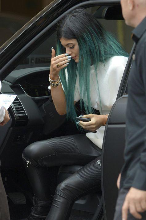 Teal Hair Extensions, Kylie Jenner Blue Hair, Style Kylie Jenner, Kylie Jenner Hair Color, Kylie Hair, Jenner Hair, Black Hair Video, Kylie Jenner Hair, Trajes Kylie Jenner