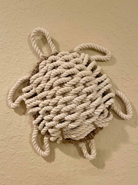 A rope sea turtle wreath DIY using a dollar tree grapevine wreath form, wired jute and nautical rope. Family Tree Wreath Ideas, Rope Wreaths Diy, Diy Nautical Wreath, Driftwood Wreath Diy, Turtle Crafts For Adults, Beachy Recipes, Beach Wreath Ideas, Sea Turtle Crafts, Things To Do With Sea Shells