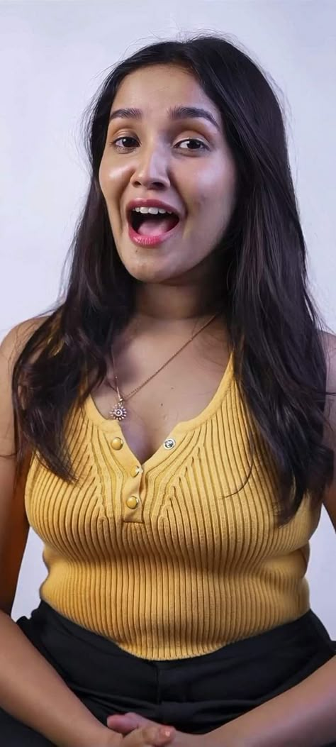 Anikha Surendran, Cleavage Hot, Ace Family, Beauty Face Women, Beautiful Dresses Short, Potter Art, Actors Images, Arab Women, Cute Couple Images