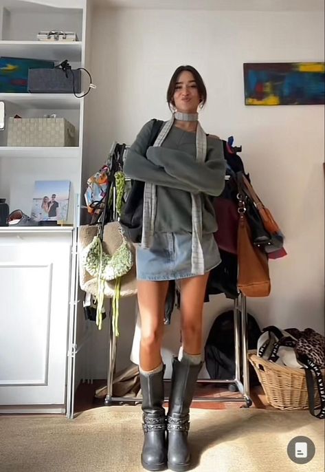 Skirts Autumn Outfit, Casual Skirt And Boots Outfit, 30° Weather Outfits, New York Casual Outfits Spring, Winter Biker Boots Outfit, Knee Socks Outfits Aesthetic, Styling Biker Boots, Winter Retro Outfits, Knee High Biker Boots Outfit