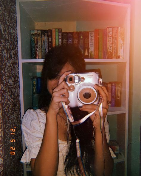 Polaroid Camera Pictures Ideas, Taking Polaroid Aesthetic, Poses With Polaroid Camera, Polaroid Style Pictures, Polaroid Mirror Selfie, Hand Holding Polaroid, Taking Polaroid Pictures, Katrina Aesthetic, Polaroid Selfie Ideas