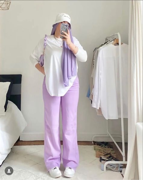 Purple Hijab Outfit, Purple Pants Outfit, Purple Fashion Outfit, Stylish Outfits Casual, Hijab Fashion Summer, Modest Casual Outfits, Stile Hijab, Color Combos Outfit, Mode Zara