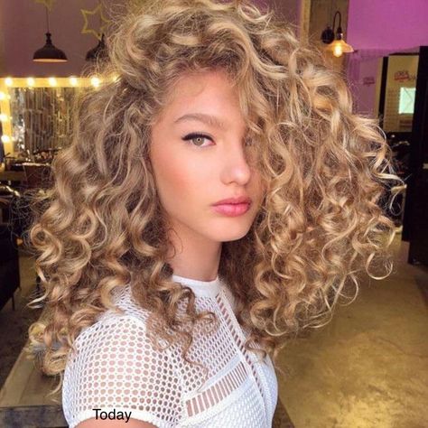 2020 tightly curled perm on a one length cut! Today’s style is all natural & short hair. Everyone wants that thick healthy look and perms give that fullness we all desire. Cute Curly Hairstyles, Top Hairstyles, Medium Long Hair, Blonde Hair Looks, Permed Hairstyles, Trending Hairstyles, Modern Hairstyles, Long Curly Hair, Long Hair Styles Men