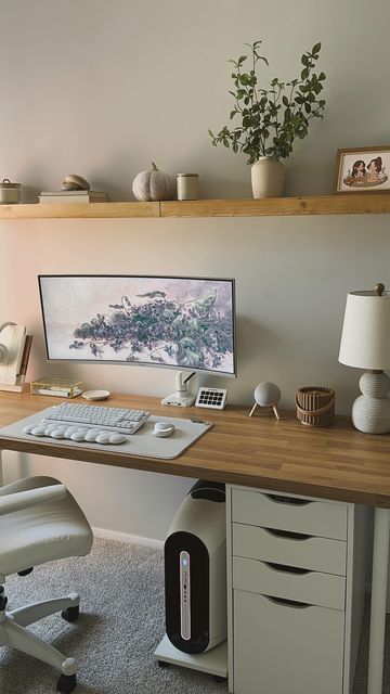 Desk Decoration Ideas, Gaming Desk Decor, Desk Decor Ideas, Boho Desk, Cozy Home Office, Small Home Offices, Desk Inspiration, Gaming Station, Stylish Desk