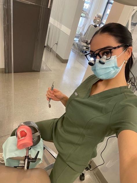 Future Dental Hygienist, Dentist Career, Dentist Aesthetic, Dental Hygienist School, Dental Aesthetic, Future Dentist, Dental Nurse, Dental Assistant Study, Dental Hygiene Student