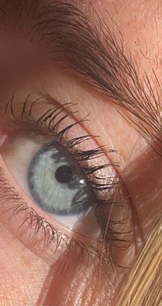 Emily on Pinterest Pretty Eyes Color, Blue Eyes Aesthetic, Blue Eye Color, Light Blue Eyes, Bright Blue Eyes, Pretty Blue Eyes, Bedroom Eyes, Gray Eyes, Aesthetic Eyes