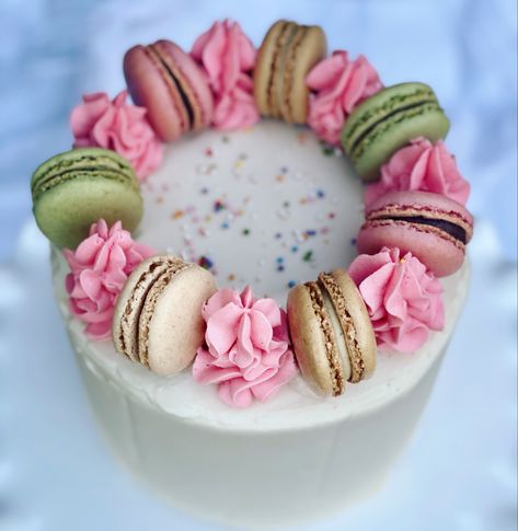 Made this sweet cake for a little girl’s birthday— 3 layers of vanilla sponge filled with nutella and fresh strawberries, topped with vanilla buttercream and macarons! Macaroon Topped Cake, Cake Decor With Macarons, Cake Decorating With Macarons, Macaron Topped Cake, Macarons Cake Decoration, Birthday Cake Macarons Decoration, Macaron Cake Ideas, Macaroon Cake Decoration, Birthday Cake With Macarons On Top