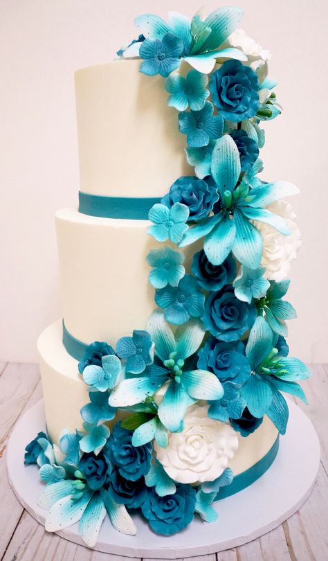 Turquoise Coral Weddings, Turquoise Wedding Cake, Teal Wedding Theme, Purple Turquoise Wedding, Teal Wedding Cake, Coral Wedding Themes, Extravagant Wedding Cakes, Silver Wedding Cake, Country Wedding Cakes