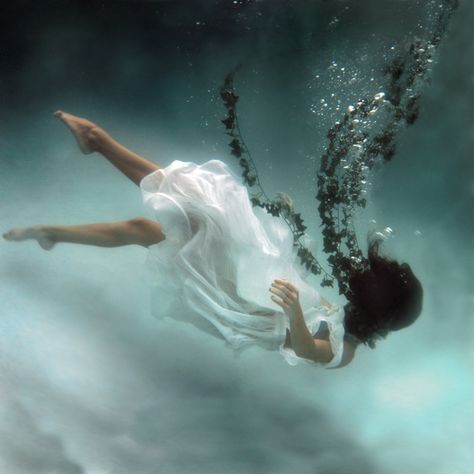 Déjate atrapar en un mágico cuento de hadas Bawah Air, Rhapsody In Blue, Water Aesthetic, Underwater Art, Dreamy Photography, Underwater Photos, Surrealism Photography, Water Photography, Under Water