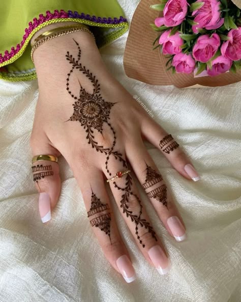 Henna Finger Designs, Henna Design Hand, Finger Designs, Henna Flowers, Henna Designs Palm, Henna Flower Designs, Palm Henna, Henna Flower, Hand Henna Designs