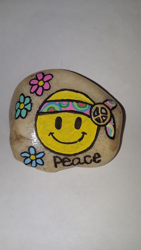 Groovy Rock Painting, Tie Dye Rock Painting, Peace Rocks Painting, Hippy Painted Rocks, Kindness Painted Rocks, Painted Rocks Ideas For Spring, Cute Things To Paint On Rocks, Easy Things To Paint On Rocks, Family Rocks