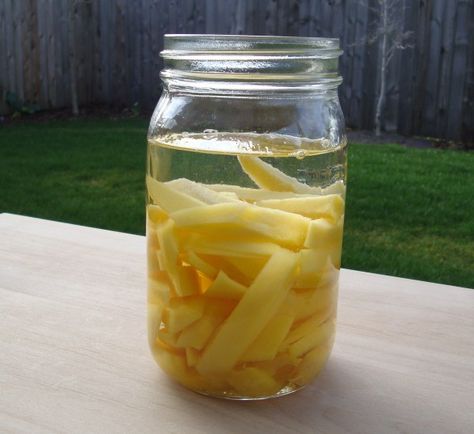 mango infusion in vodka Infused Vodka Recipes, Dill Pickle Vodka, Recipes Using Dill, Mango Vodka, Pickle Vodka, Vodka Mixes, Garlic Infused Olive Oil, Alcoholic Desserts, Liqueurs Recipes