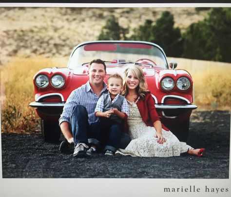 Rockabilly Family Photos, Car Family, Truck Pics, Car Journey, Retro Auto, Outdoor Family Photos, Family Christmas Pictures, Family Poses, Family Holiday Photos