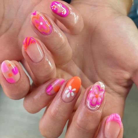 Hel’s Gels ✨ Nail Artist on Instagram: “Feeling the pink and orange love recently 💖🍑 Inspo @noellefuyunails #summernails #showscratch #nailitdaily #nailart #nailartinspiration…” Ora Nails, Gels Nail, Gel Nails Summer, Blossom Nails, Bright Nail Art, Teen Nails, Summer Nail Ideas, Summer Gel Nails, Tropical Nails