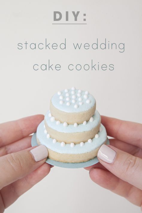 Learn how to make stacked wedding cake cookies - step by step! Wedding Cake Cookies, Cupcakes Decorados, Diy Wedding Favors, Wedding Cookies, Wedding Desserts, Bridal Shower Favors, Wedding Food, Wedding Favours, Cake Cookies