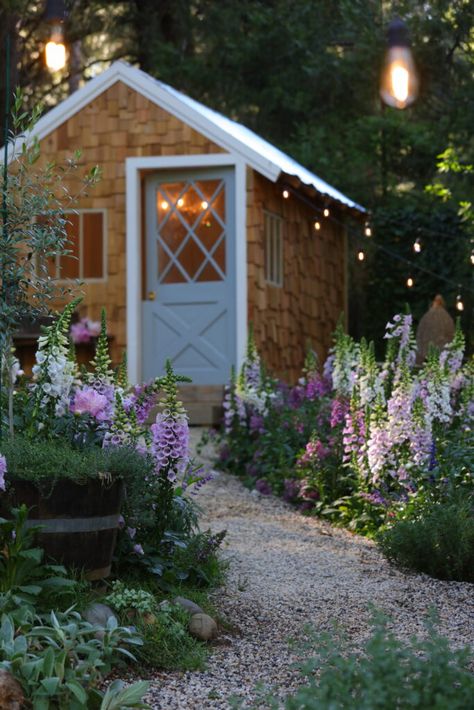 European Garden, Cottage Garden Plants, English Cottage Style, English Cottage Garden, Potting Sheds, English Country Gardens, Greenhouse Gardening, Garden Path, Garden Pathway