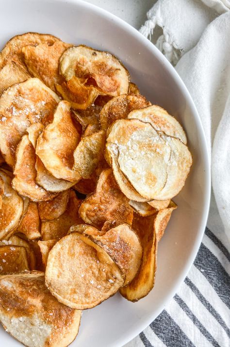 Air Fryer Potato Chips are an addicting, crisp snack! With just THREE ingredients you can make your own crunchy potato chips at home. Are you just jumping on the air fryer bandwagon? Or have you been at it for a while and are looking for new easy recipes to make in your air fryer? Either […] Snacks For Movie Night, Homemade Potato Chips Recipe, Ketchup Chips, Air Fryer Chips, Air Fryer Potato Chips, Baked Potato Dip, Air Fryer Potato, Fried Potato Chips, Baked Potato Chips