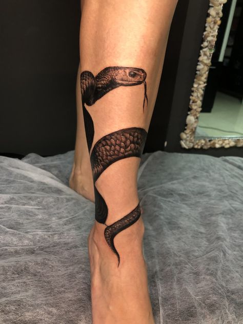 Black Mamba Snake Tattoo, Black Mamba Tattoo, Black Mamba Snake, Black And White Snake, Snake Tattoos, Hip Tattoos Women, White Snake, Sleeves Ideas, Foot Tattoo