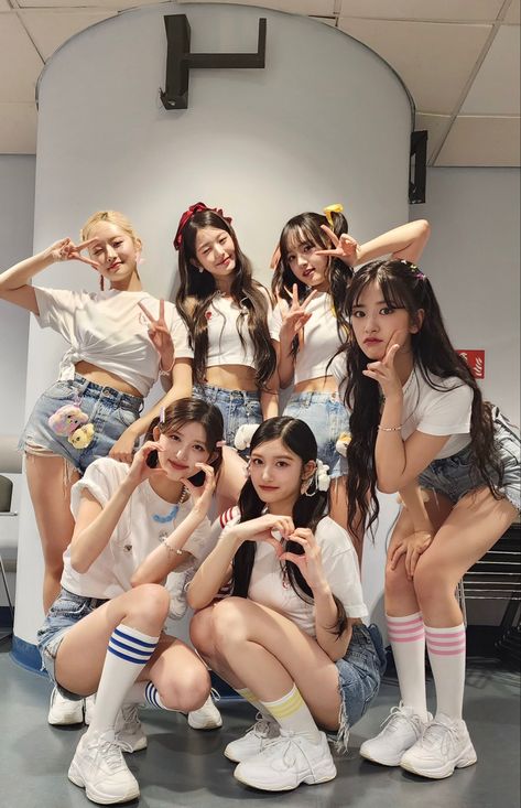 I’ve Yujin, Ive Group Photo, Ive Group, Inverted Triangle Outfits, Wonyoung Liz, Six Girl, Ive Yujin, Prom Queen, The Prom