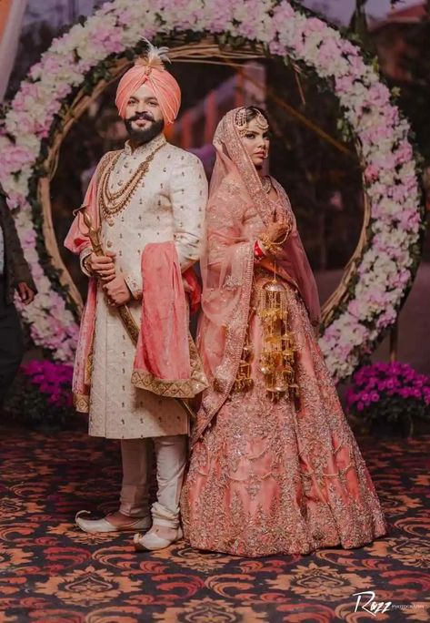 A Lovely Pastel Theme Wedding With The Couple In Matching Outfits Pastel Theme Wedding, Sikh Couple, Punjabi Wedding Couple, Wedding Dresses Men, Sikh Bride, Wedding Dresses Men Indian, Couple Wedding Dress, Indian Wedding Couple Photography, Wedding Couple Photography