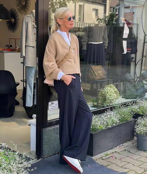 Style&Select - Fashionstore (@styleandselect) • Instagram-Fotos und -Videos Style And Select, Mode Over 50, Daily Uniform, Loose Linen Pants, Casually Chic, Clothing Tips, Comfy Clothing, Style Inspiration Casual, Coastal Grandmother